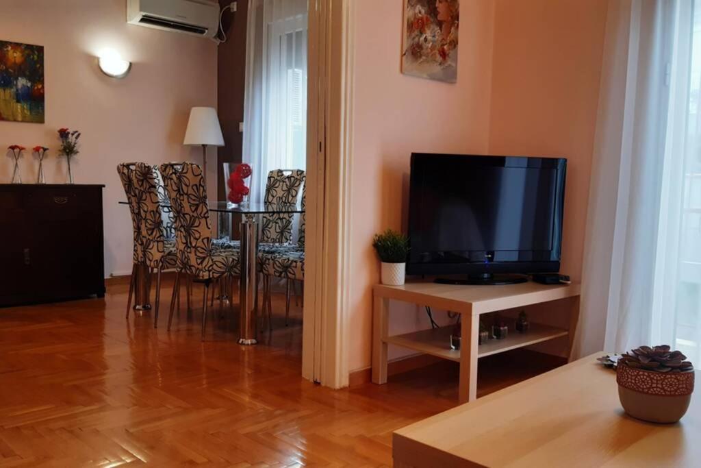 Georgia's Cozy Apartment in Koukaki Athena Bagian luar foto