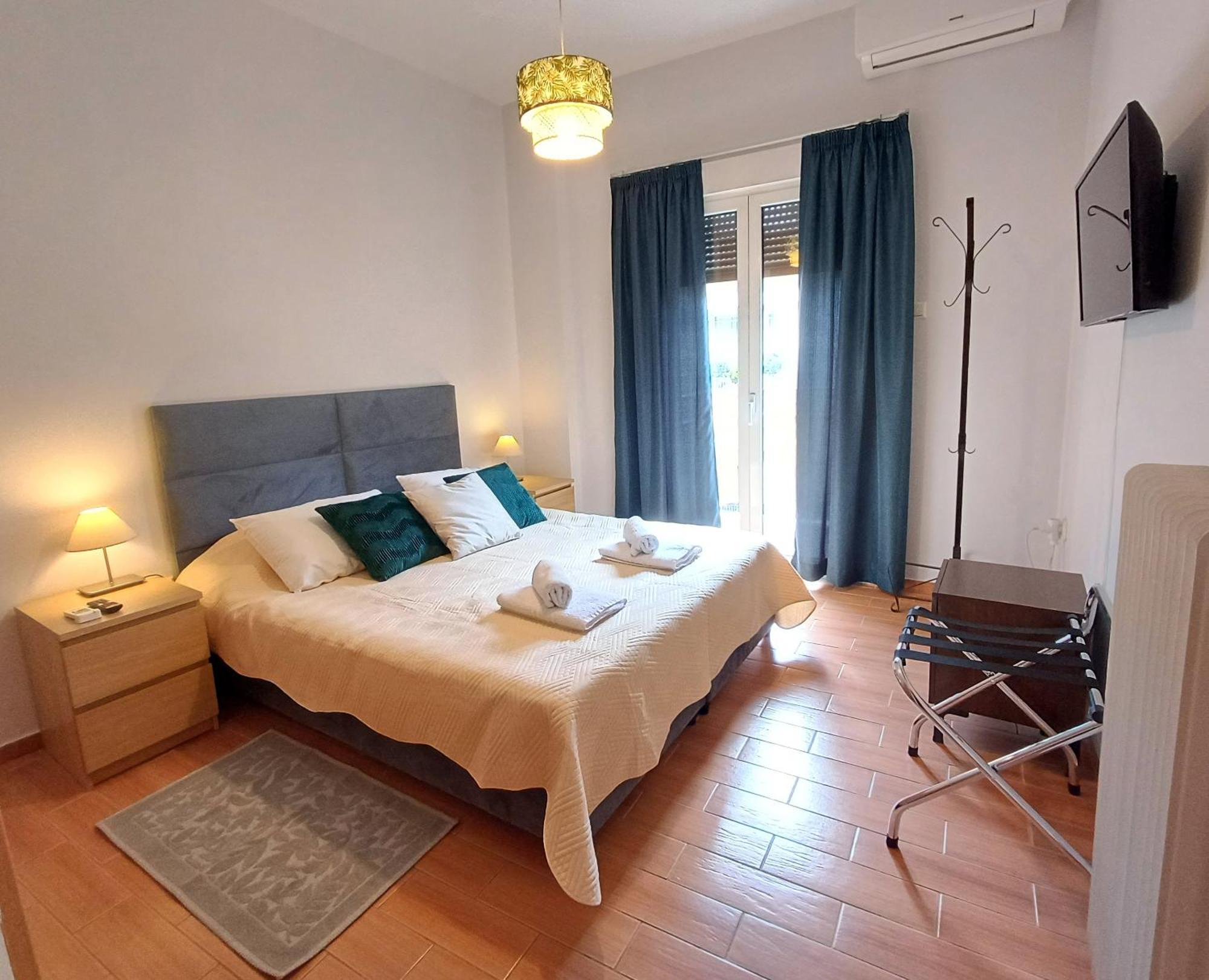 Georgia's Cozy Apartment in Koukaki Athena Bagian luar foto